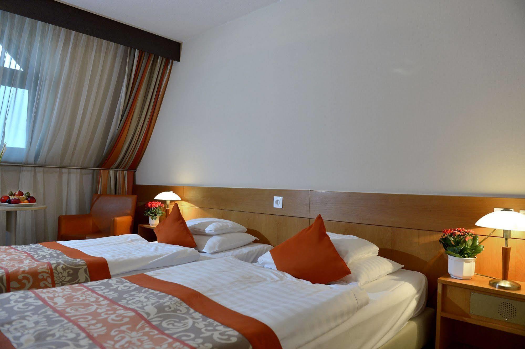 Hotel Sopron Exteriör bild